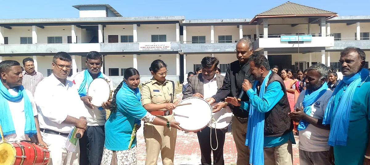 ‘ನಶಾ ಮುಕ್ತ ಭಾರತ-ಸ್ವಾಸ್ಥ್ಯ ಭಾರತ’ ಅಭಿಯಾನಕ್ಕೆ ಚಾಲನೆ: ಸಂದೇಶ ನೀಡಿದ ಬೀದಿನಾಟಕ