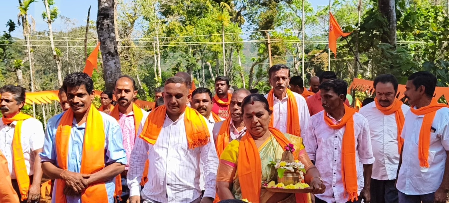 ವಿರಾಜಪೇಟೆ ಸಮೀಪದ ಕೆದಮುಳ್ಳೂರು ಗ್ರಾಮದ ತೆರ್ಮೆಮೊಟ್ಟೆಯಲ್ಲಿ ಈಚೆಗೆ ನಡೆದ ಹಿಂದೂ ಸಂಗಮ ಕಾರ್ಯಕ್ರಮದ ಅಂಗವಾಗಿ ಮೆರವಣಿಗೆ ನಡೆಯಿತು 