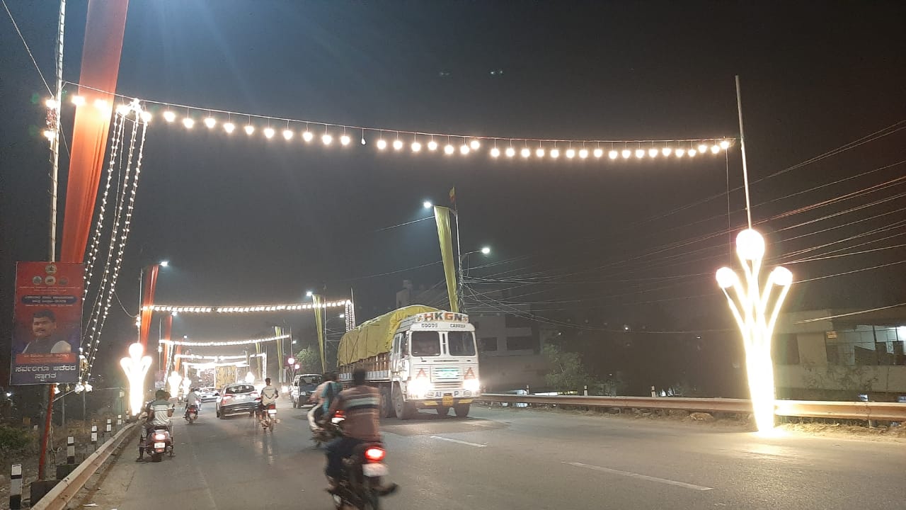 ರಾಯಚೂರಿನ ಲಿಂಗಸುಗೂರು ರಸ್ತೆ ಬಣ್ಣದ ವಿದ್ಯುತ್‌ ದೀಪಗಳಿಂದ ಝಗಮಗಿಸುತ್ತಿದೆ