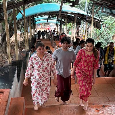 ಚಿತ್ರಗಳನ್ನು ಹಂಚಿಕೊಂಡ ಆರಾಧಾನ ಅವರು, ‘ನನ್ನನ್ನು ಖುಷಿಯಾಗಿ ಇಡುವ ಜನರ ಜೊತೆ ನನ್ನ ನೆಚ್ಚಿನ ತಾಣದಲ್ಲಿ’ ಎಂದು ಅಡಿಬರಹ ನೀಡಿದ್ದಾರೆ. 