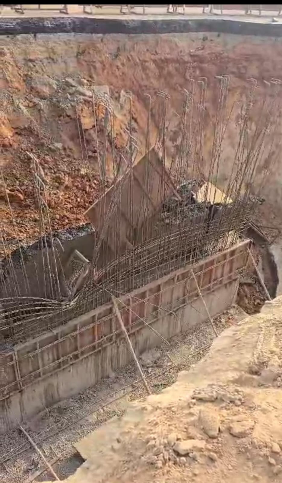 ಭೂಕುಸಿತದಿಂದ ಕಾಮಗಾರಿ ಸ್ಥಗಿತಗೊಂಡಿದೆ