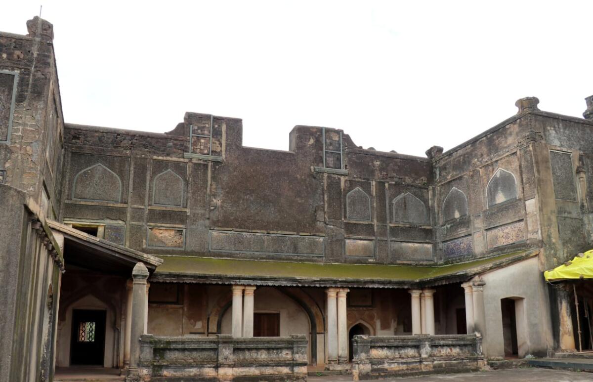 ರಂಗೀನ್‌ ಮಹಲ್‌ ಹೊರನೋಟ