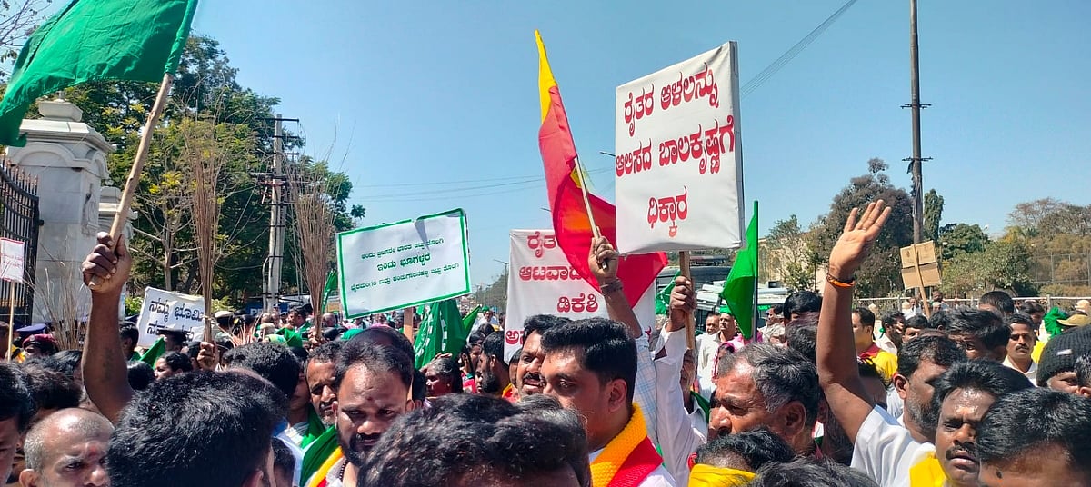 ರಾಮನಗರ: ರೈತ ಸಂಘದ ನೇತೃತ್ವದಲ್ಲಿ ಜಿಲ್ಲಾಧಿಕಾರಿ ಕಚೇರಿ ಎದುರು ಪ್ರತಿಭಟನೆ