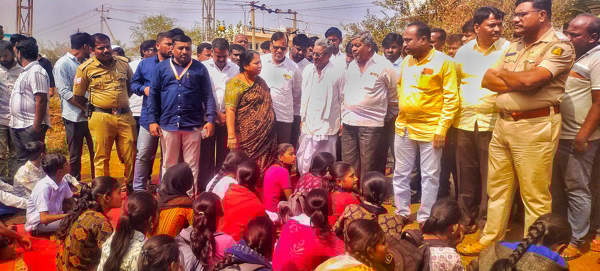 ಹುಲಸೂರ: ವಿಜ್ಞಾನ ಶಿಕ್ಷಕಿ ನಡೆಗೆ ವಿದ್ಯಾರ್ಥಿಗಳ ಆಕ್ರೋಶ