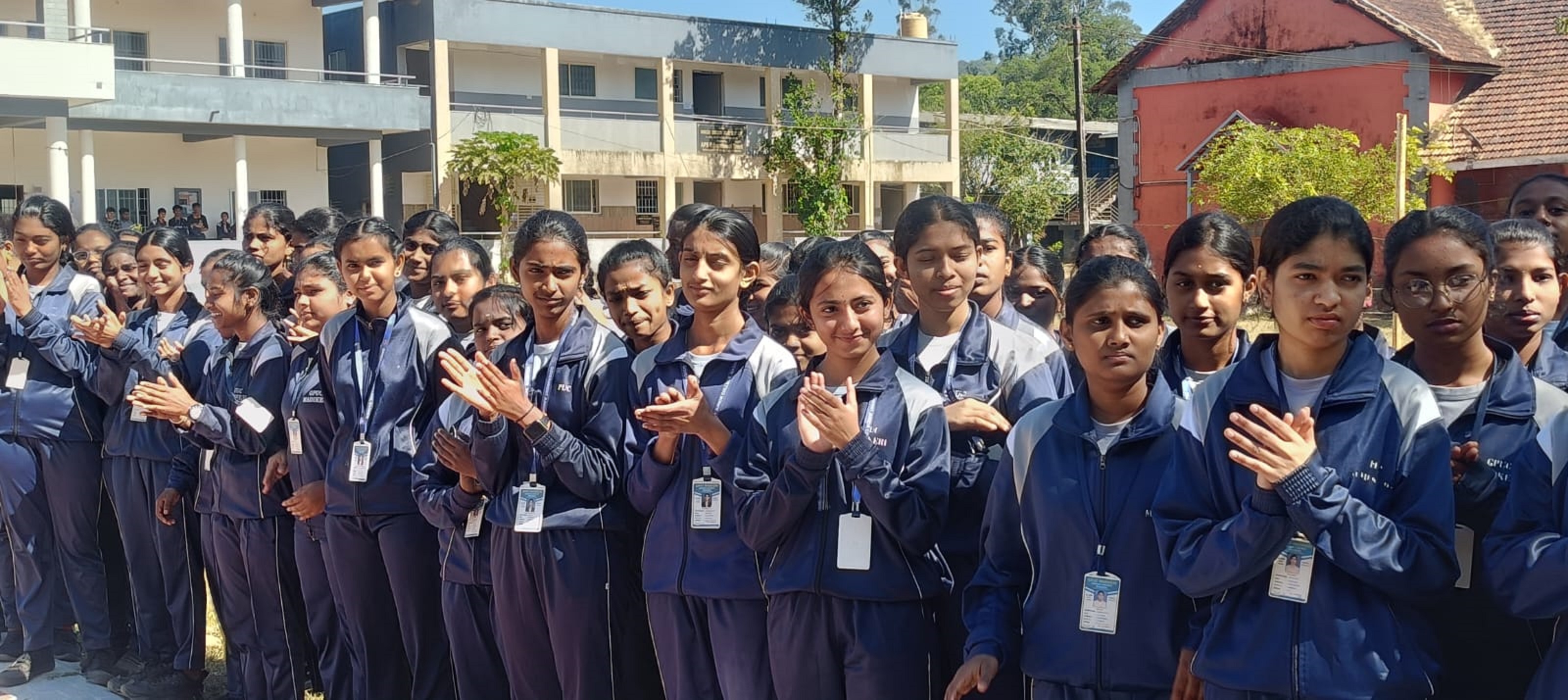 ಮಡಿಕೇರಿಯ ಸರ್ಕಾರಿ ಜ್ಯೂನಿಯರ್ ಕಾಲೇಜು ಆವರಣದಲ್ಲಿ ಬುಧವಾರ ಕಲಾವಿದ ಈ.ರಾಜು ಮತ್ತು ತಂಡದವರು ಮದ್ಯ ಮತ್ತು ಮಾದಕ ವಸ್ತುಗಳ ಸೇವನೆ ವಿರುದ್ಧ  ಪ್ರದರ್ಶಿಸಿದ ಬೀದಿನಾಟಕವನ್ನು ವಿದ್ಯಾರ್ಥಿಗಳು ವೀಕ್ಷಿಸಿದರು