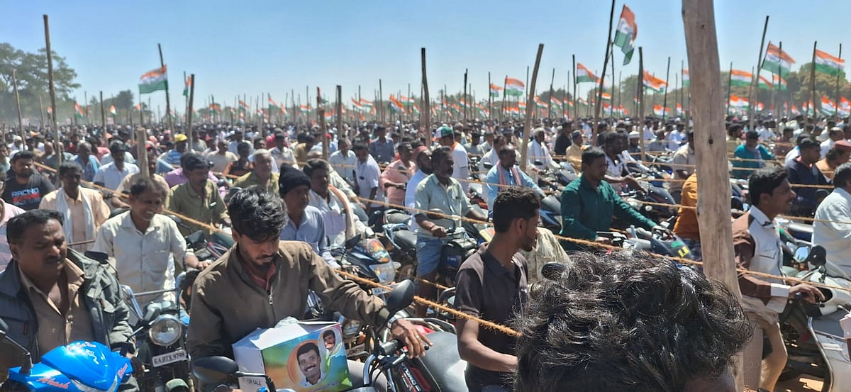 ಮುಳಬಾಗಿಲು | 25 ಸಾವಿರ ಹೆಲ್ಮೆಟ್ ವಿತರಣೆ: ನೂಕು ನುಗ್ಗಲು