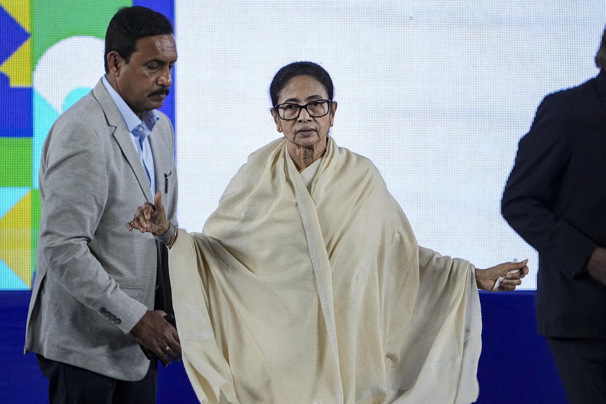 ಎಸ್ಐಆರ್ ವಿರೋಧಿಸಿ ಮೂರೇ ದಿನದಲ್ಲಿ ಕವನ ಸಂಕಲನ ರಚಿಸಿದ ಮಮತಾ ಬ್ಯಾನರ್ಜಿ