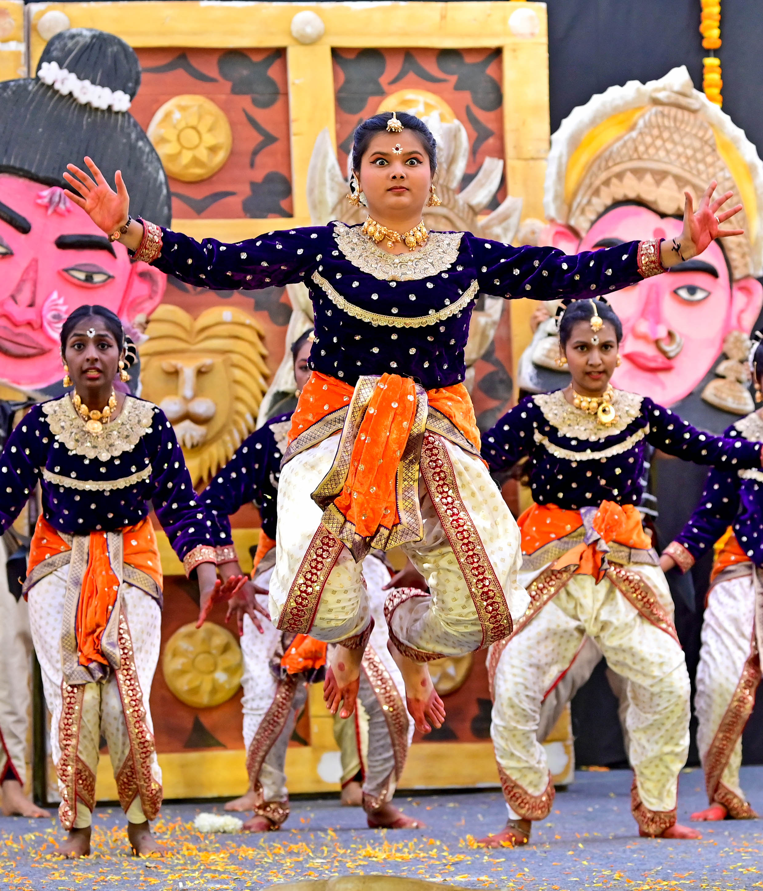 ವಿದ್ಯಾರ್ಥಿಗಳು ಜಾನಪದ ನೃತ್ಯ ಪ್ರದರ್ಶಿಸಿದರು