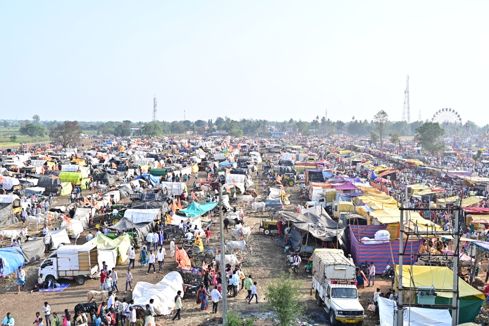 ಧಾರವಾಡ ತಾಲ್ಲೂಕಿನ ಗರಗ ಗ್ರಾಮದ ಗುರು ಮಡಿವಾಳೇಶ್ವರ ಮಠದ ಸುತ್ತಲಿನ ಜಮೀನುಗಳಲ್ಲಿ ಬೀಡುಬಿಟ್ಟಿರುವ ಭಕ್ತರ ದಂಡು ಪ್ರಜಾವಾಣಿ ಚಿತ್ರ: ಗೋವಿಂದರಾಜ ಜವಳಿ