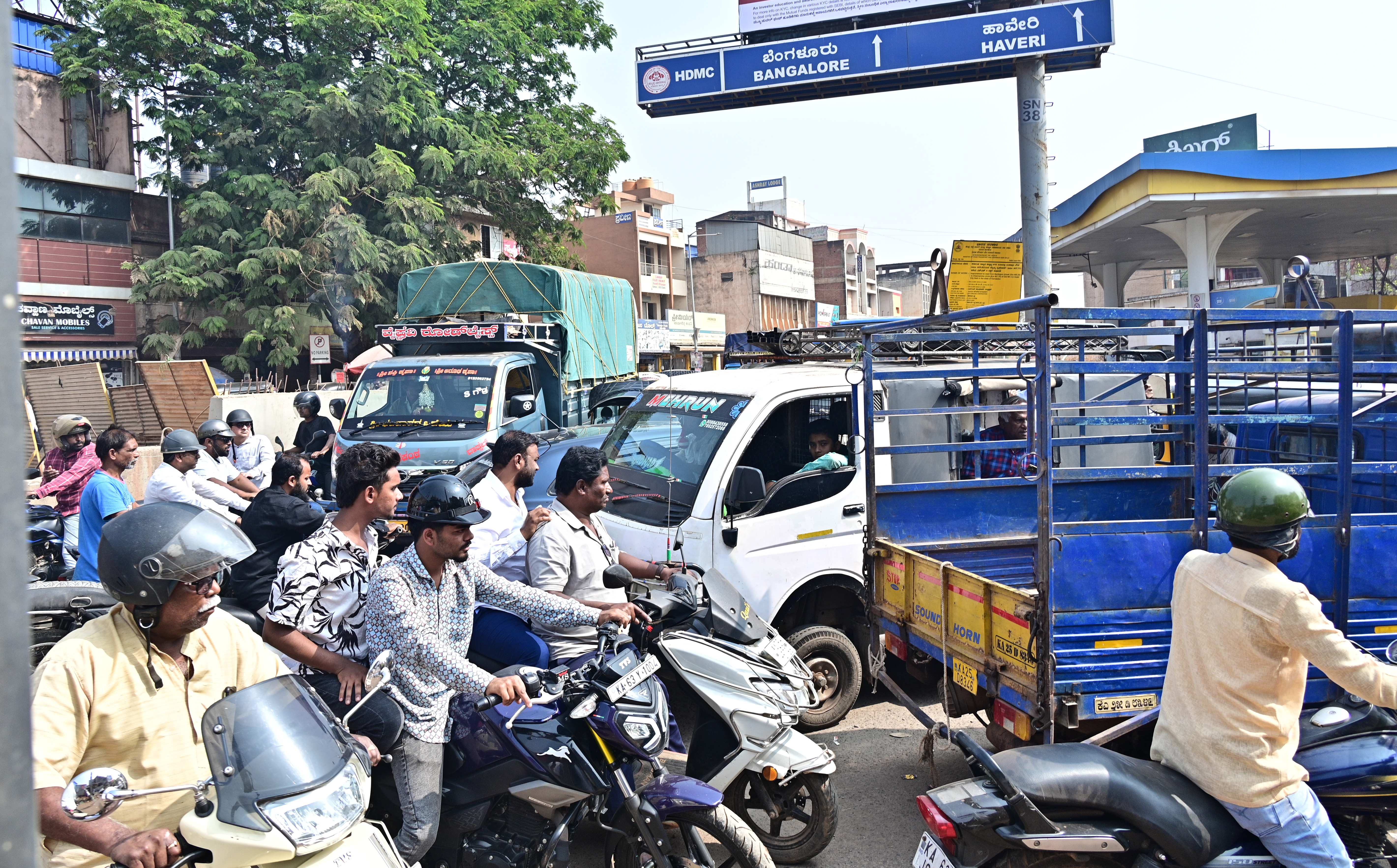 ಹುಬ್ಬಳ್ಳಿಯ ಚನ್ನಮ್ಮ ವೃತ್ತದ ಬಳಿ ಮಂಗಳವಾರ ಉಂಟಾಗಿದ್ದ ಟ್ರಾಫಿಕ್‌ ಜಾಮ್‌.