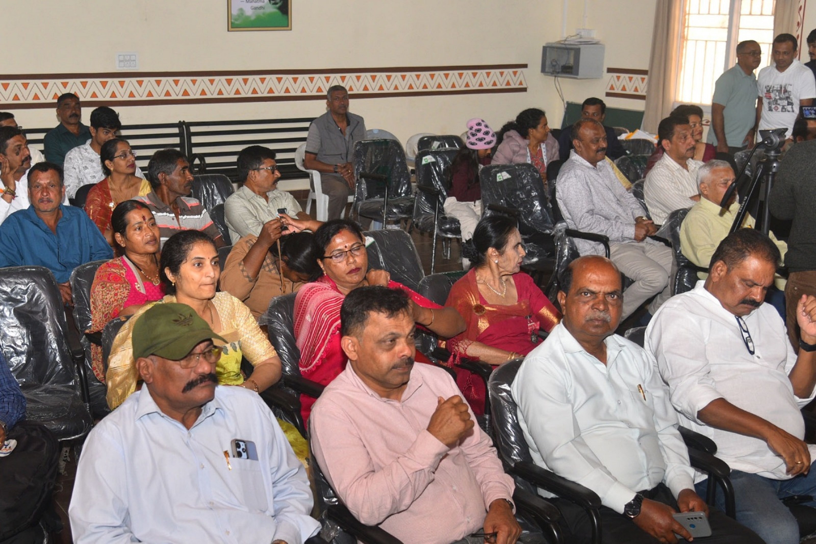 ಕಾರ್ಯಕ್ರಮದಲ್ಲಿ ಸಾಹಿತಿಗಳು ಗಾಯಕರು ಕಲಾವಿದರು ಸಂಸ್ಕೃತಿ ಚಿಂತಕರು ಭಾಗವಹಿಸಿದ್ದರು