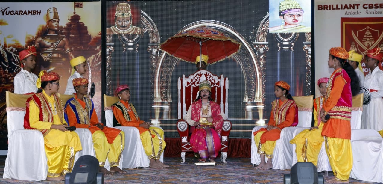 ಪೊಟೊ- 5 ಎಸಕೆವಿ 2ಇಪಿ-  ಸಂಕೇಶ್ವರದ ಬ್ರಿಲಿಯಂಟ್ ಸಿ.ಬಿ.ಎಸ್.ಇ ಶಾಲೆಯಲ್ಲಿ ವಿದ್ಯಾಥರ್ಿಗಳು ಉತ್ತರದ ಹರ್ಷವರ್ಧನನ ವಿರುದ್ಧ ಪುಲಿಕೇಶಿ ಸಾಧಿಸಿದ ವಿಜಯಯಾತ್ರೆಯ ವೈಭವವನ್ನು ಪ್ರದಶರ್ಿಸಿದರು.   .  