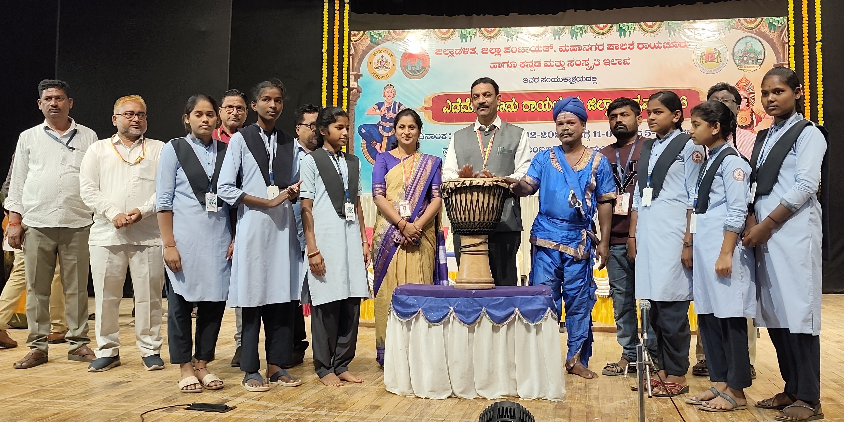 ರಾಯಚೂರು ಪಂಡಿತ ಸಿದ್ದರಾಮ ಜಂಬಲದಿನ್ನಿ ರಂಗಮಂದಿರದಲ್ಲಿ ಗುರುವಾರ ನಡೆದ ನಾಟಕೋತ್ಸವ ಕಾರ್ಯಕ್ರಮವನ್ನು ಮಾನ್ವಿ ಗ್ರೇಡ್-2 ತಹಶೀಲ್ದಾರ್ ಅಬ್ದುಲ್ ವಾಹಿದ್ ಉದ್ಘಾಟಿಸಿದರು