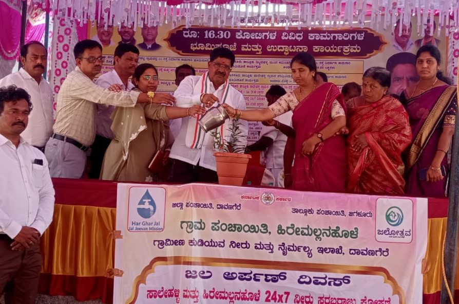 ಜಗಳೂರು ತಾಲ್ಲೂಕಿನ ಚಿಕ್ಕಮಲ್ಲನಹೊಳೆ ಗ್ರಾಮದಲ್ಲಿ ಗುರುವಾರ ರೂ.16.30‌ಕೋಟಿ ವೆಚ್ಚದ ವಿವಿಧ ಅಭಿವೃದ್ದಿ ಕಾಮಗಾರಿಗಳಿಗೆ ಗುರುವಾರ  ಭೂಮಿಪೂಜೆ ಹಾಗೂ ಕ್ಲೋರಿನೇಷನ್ ಘಟಕಗಳ ಲೋಕಾರ್ಪಣೆ ಸಮಾರಂಭದಲ್ಲಿ ಶಾಸಕ ಬಿ. ದೇವೇಂದ್ರಪ್ಪ ಹಾಗು ಅಧಿಕಾರಿಗಳು ಭಾಗವಹಿಸಿದ್ದರು.