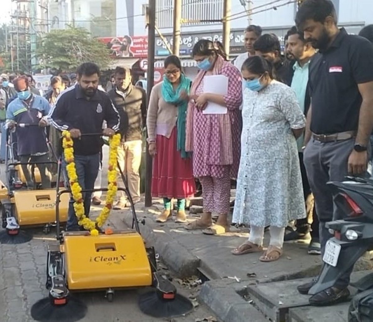 ನಗರದ ರಸ್ತೆ ಗುಡಿಸಲು ಯಂತ್ರ: ಪೊರಕೆಗಳ ಬದಲಿಗೆ ಯಂತ್ರ ಬಳಕೆಗೆ ಪ್ರಾಯೋಗಿಕ ಚಾಲನೆ