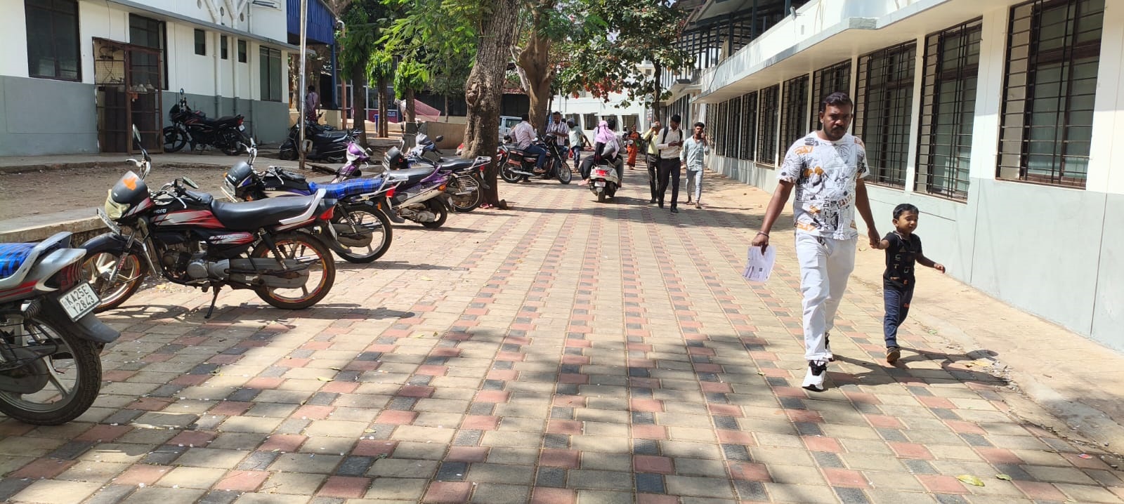 ಧಾರವಾಡದ ಜಿಲ್ಲಾಸ್ಪತ್ರೆ ಆವರಣದಲ್ಲಿ ಪೇವರ್ಸ್ ಅಳವಡಿಸಲಾಗಿದೆ. 