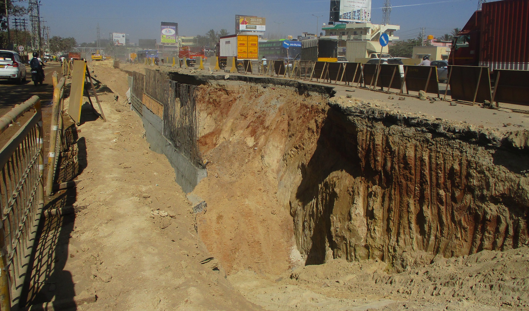ಮಂದಗತಿ ಕಾಮಗಾರಿ ಸ್ಥಳದಲ್ಲಿ ಭೂ ಕುಸಿತ