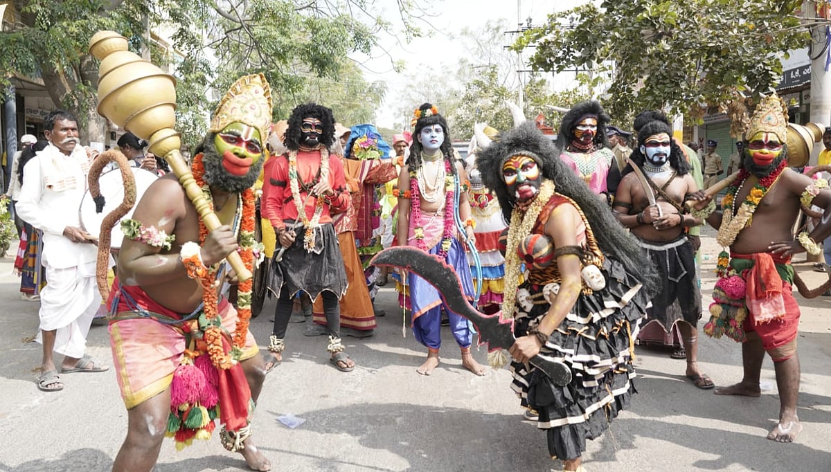 ರಾಯಚೂರು ಜಿಲ್ಲಾ ಉತ್ಸವ: ಜನಮನ ಸೆಳೆದ ಕಲಾ ತಂಡಗಳ ಮೆರವಣಿಗೆ