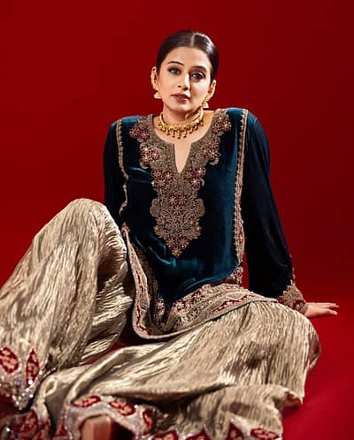 ಬಾಲಿವುಡ್ ಬೆಡಗಿ ದೀಪಿಕಾ ಪಡುಕೋಣೆ ಹಾಗೂ ಪ್ರಿಯಾಂಕಾ ಚೋಪ್ರಾ ಅವರು ಮಸ್ತಾನಿ ಉಡುಗೆ ಧರಿಸಿದ ಚಿತ್ರಗಳನ್ನು ಸಾಮಾಜಿಕ ಮಾಧ್ಯಮದಲ್ಲಿ ಹಂಚಿಕೊಂಡಿದ್ದರು.