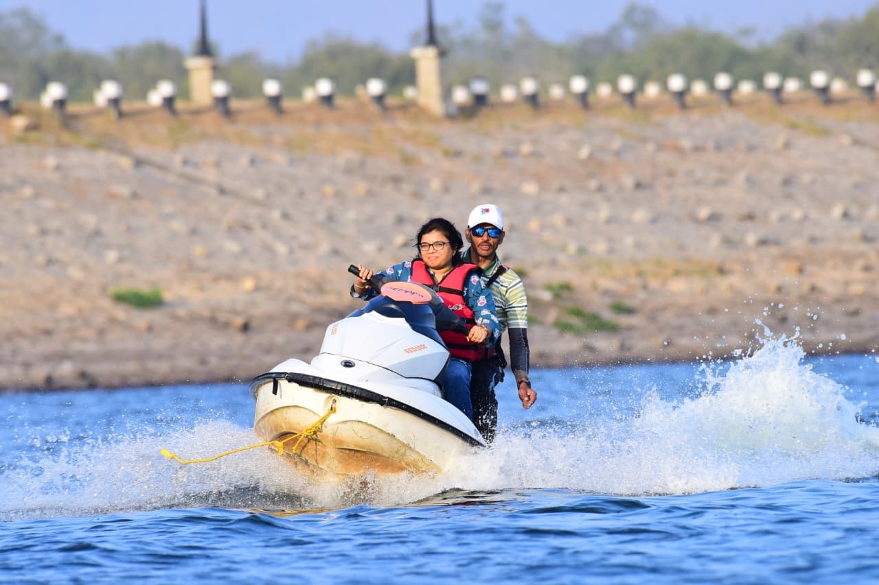 ಜಿಲ್ಲಾ ಪಂಚಾಯಿತಿ ಸಿಇಒ ಮೋನಾ ರೋತ್ ಜೆಟ್‌ಸ್ಕೀ ಚಲಾಯಿಸಿ ಸಂಭ್ರಮಿಸಿದರು