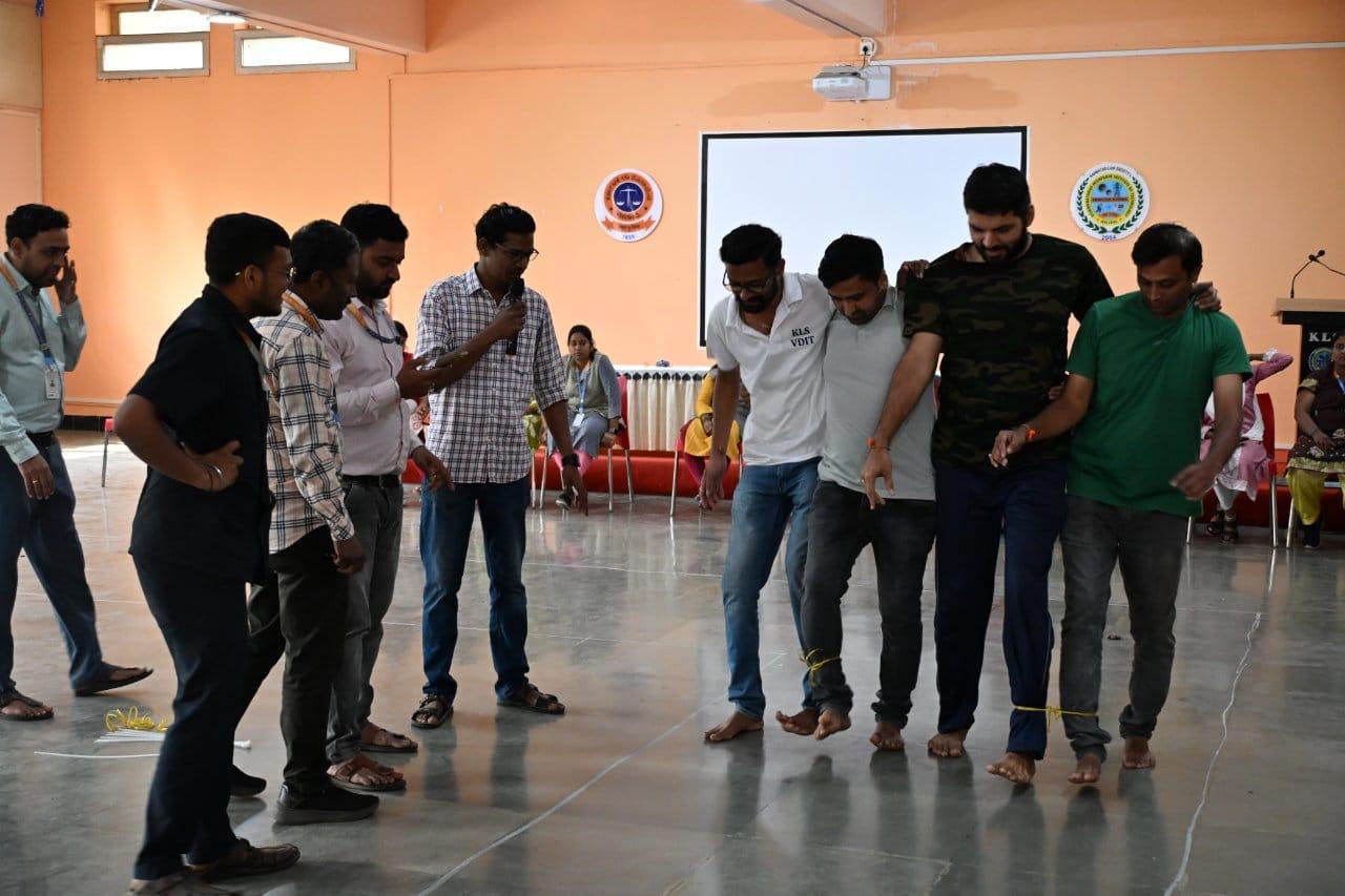 ಹಳಿಯಾಳದ ಕೆ ಎಲ್ ಎಸ್ ವಿ ಡಿ ಐ ಟಿ ದಲ್ಲಿ ಸಿಬ್ಬಂದಿಗಳ ದಿನದ ಅಂಗವಾಗಿ ನಡೆದ ಕ್ರೀಡಾ ಸ್ವರ್ಧೆಯಲ್ಲಿ ಭಾಗವಹಿಸಿದ ಸಿಬ್ಬಂದಿಗಳು.