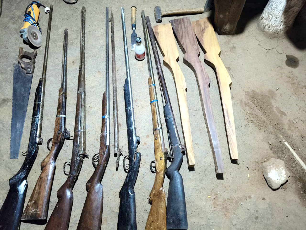 ಶಿಕಾರಿಪುರ ಪಟ್ಟಣ ಸಮೀಪದ ಭದ್ರಾಪುರ ಗ್ರಾಮದಲ್ಲಿ ಅಕ್ರಮವಾಗಿ ನಾಡ ಬಂದೂಕು ತಯಾರಿಸುತ್ತಿದ್ದ ವ್ಯಕ್ತಿಯನ್ನು ಏಳು ಬಂದೂಕು ಸಮೇತ ಬುಧವಾರ ಪೊಲೀಸರು ವಶಕ್ಕೆ ಬಂಧಿಸಿದ್ದಾರೆ