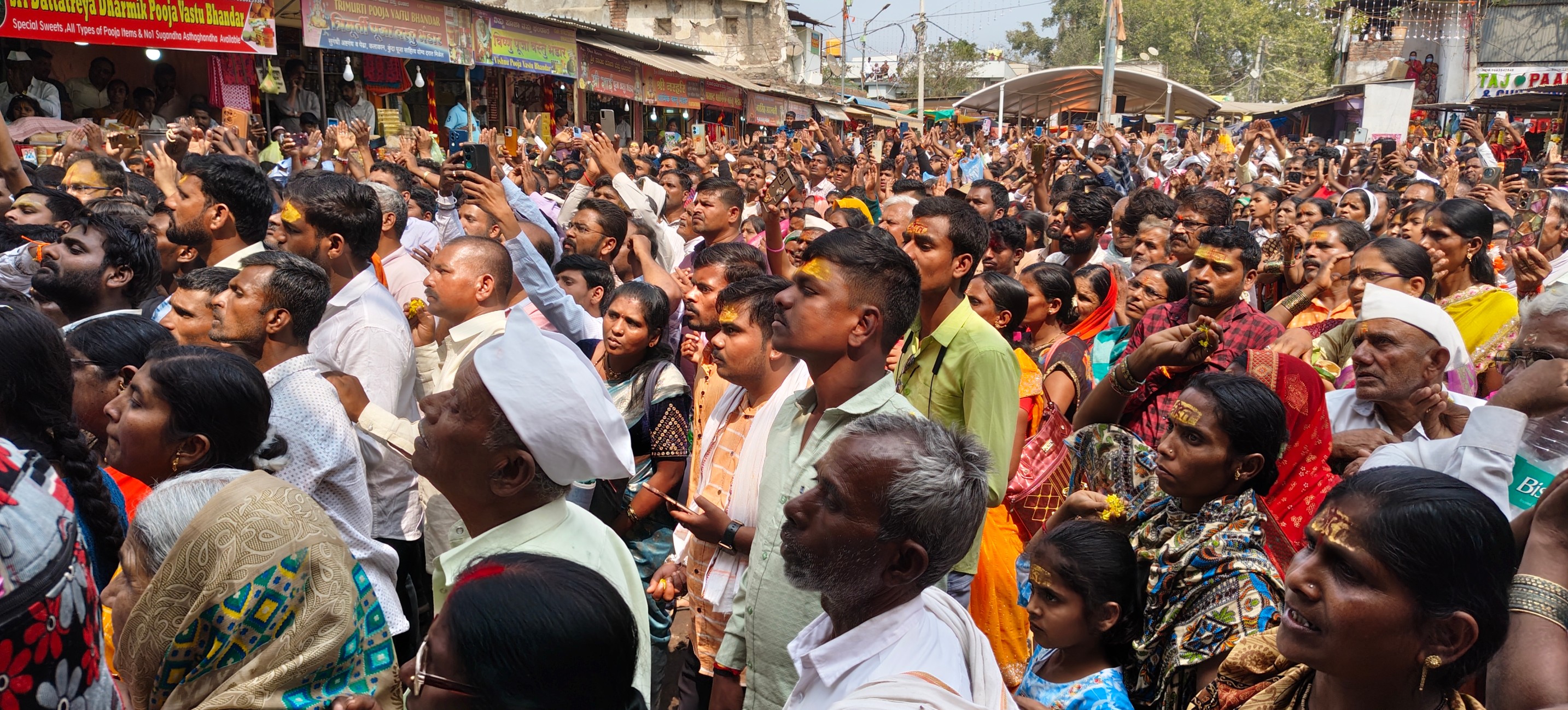 ಫಜಲಪುರ ತಾಲ್ಲೂಕಿನ ದೇವಲ ಗಾಣಗಾಪುರದ ದತ್ತಾತ್ರೇಯ ಮಹಾರಾಜರ ದೇವಸ್ಥಾನದಲ್ಲಿ ನೆರೆದಿರುವ ಯಾತ್ರಿಕರು 