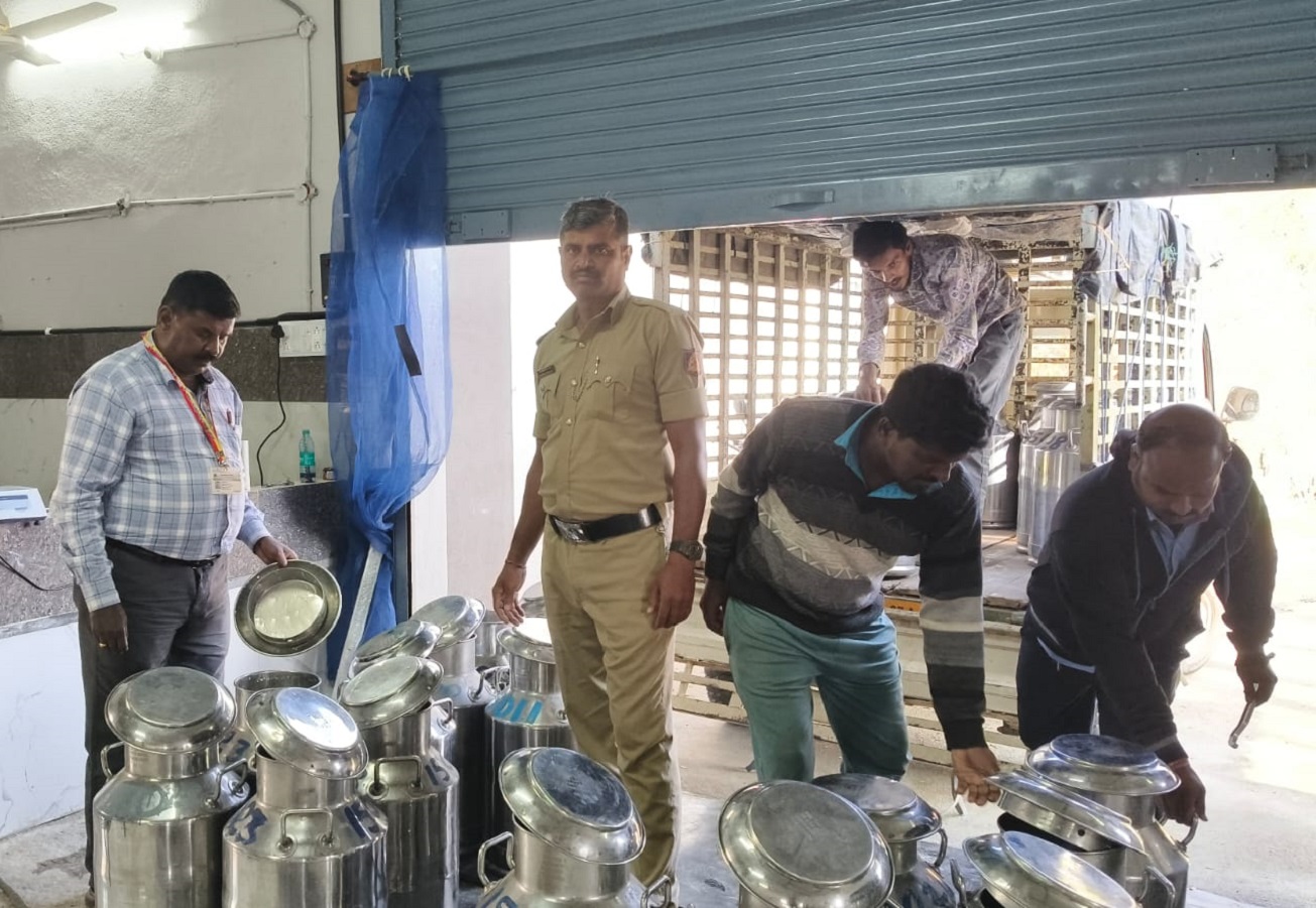 ಕೋಲಾರ ಜಿಲ್ಲೆಯ ವಿವಿಧೆಡೆ ಹಾಲು ಸಂಗ್ರಹಣಾ ಕೇಂದ್ರದ ಮೇಲೆ ದಾಳಿ ನಡೆಸಿದ ಸಿಬ್ಬಂದಿ