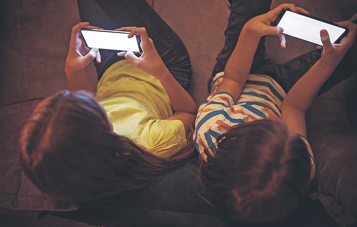 ಆಳ ಅಗಲ: ಮಕ್ಕಳ ಬಾಲ್ಯ, ಭವಿಷ್ಯ ಕಸಿಯುವ ಮೊಬೈಲ್