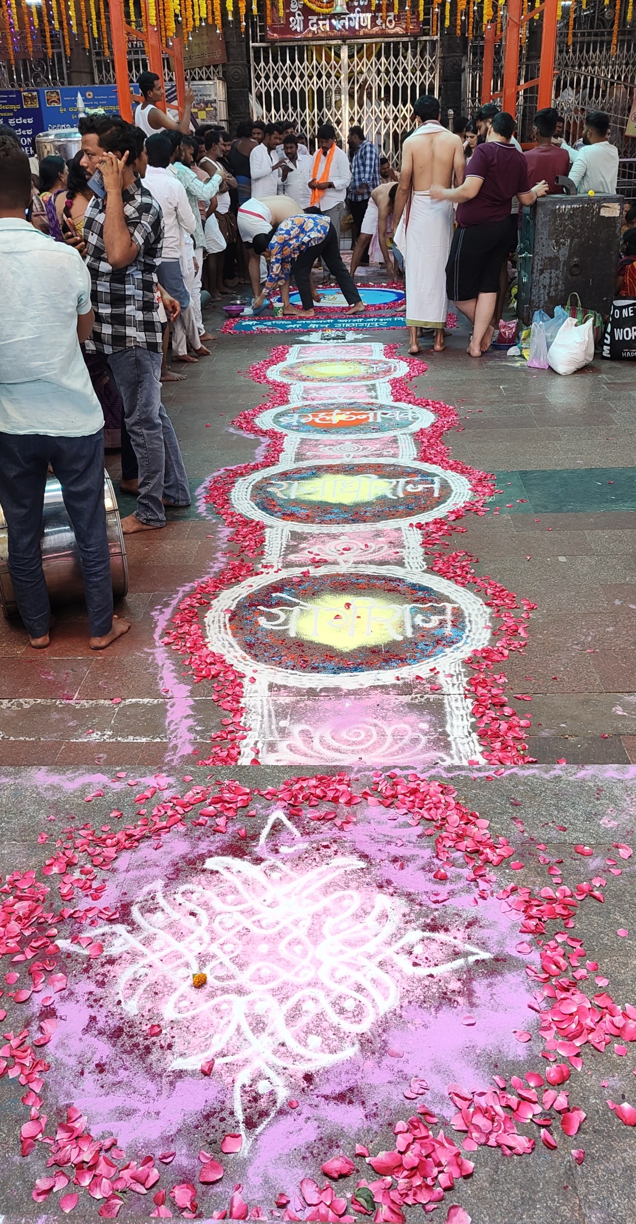 ನರಸಿಂಹ ಸರಸ್ವತಿ ಮಹಾರಾಜರನ್ನು ಮತ್ತು ಯಾತ್ರಿಕರನ್ನು ಸ್ವಾಗತಿಸಲು ರಂಗೋಲಿ ಹಾಕಿರುವುದು