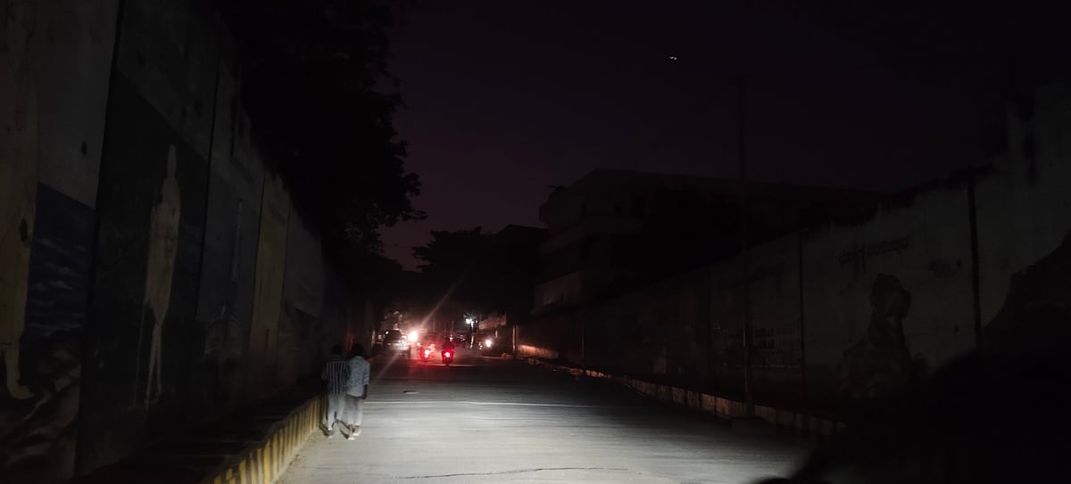 ಎಚ್‌.ಎಸ್‌.ಗಾರ್ಡನ್‌ ದಾರಿಯಲ್ಲಿ ಕತ್ತಲು