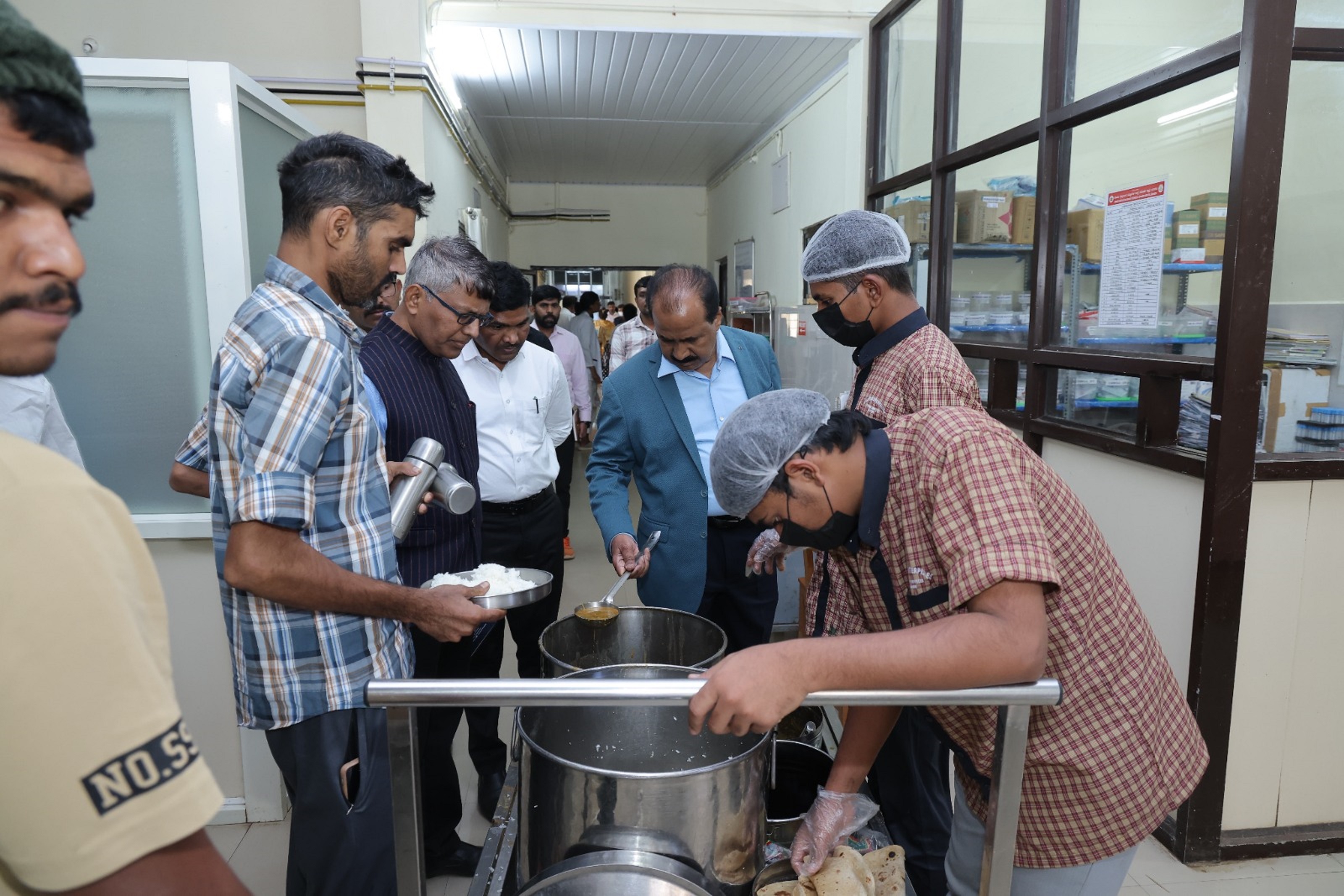 ರಾಜ್ಯ ಆಹಾರ ಆಯೋಗದ ಅಧ್ಯಕ್ಷ ಡಾ.ಎಚ್.ಕೃಷ್ಣ ಮತ್ತು ತಂಡದ ಸದಸ್ಯರು ಗುರುವಾರ ಮಡಿಕೇರಿಯಲ್ಲಿ ಕೊಡಗು ವೈದ್ಯಕೀಯ ವಿಜ್ಞಾನಗಳ ಸಂಸ್ಥೆಗೆ ಸೇರಿದ ಬೋಧನಾ ಆಸ್ಪತ್ರೆಗೆ ಭೇಟಿ ನೀಡಿ ಪರಿಶೀಲನೆ ನಡೆಸಿದರು