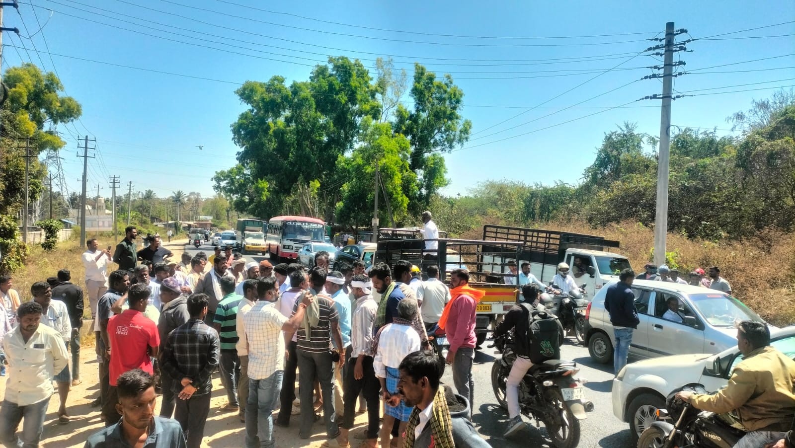 ಹುಣಸೂರು ತಾಲ್ಲೂಕಿನ ಚಿಲ್ಕುಂದ ಗ್ರಾಮದ ತಂಬಾಕು ಹರಾಜು ಮಾರುಕಟ್ಟೆ ಬಹಿಷ್ಕರಿಸಿದ ರೈತರು ಗುರುವಾರ ರಾಷ್ಟ್ರೀಯ ಹೆದ್ದಾರಿ 275ರಲ್ಲಿ ರಸ್ತೆ ಸಂಚಾರಕ್ಕೆ ಅಡ್ಡಿಪಡಿಸಿ ಪ್ರತಿಭಟಿಸಿದರು