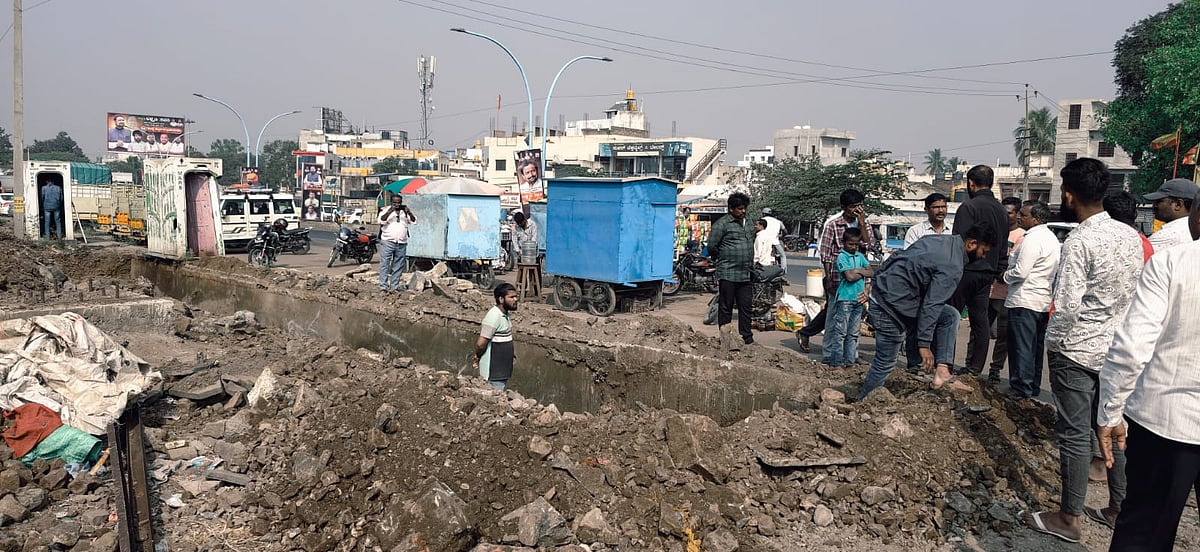 ಅಥಣಿ | ರಾಣಿ ಚೆನ್ನಮ್ಮ‌ ವೃತ್ತದ ನಾಮಫಲಕ ತೆರವು: ಆಕ್ರೋಶ