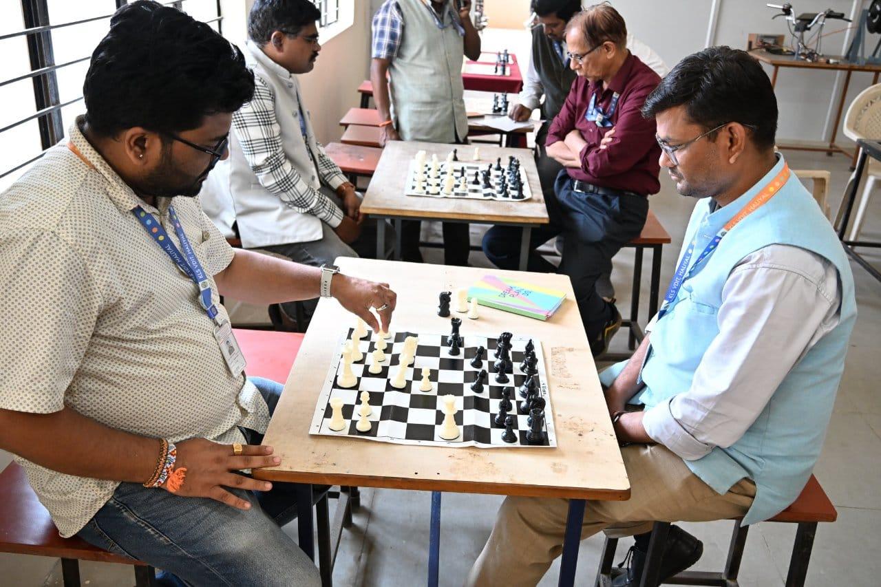 ಹಳಿಯಾಳದ ಕೆಎಲ್‌ಎಸ್‌ವಿಡಿಐಟಿಯಲ್ಲಿ ಸಿಬ್ಬಂದಿ ದಿನದ ಅಂಗವಾಗಿ ನಡೆದ ಚೆಸ್ ಸ್ವರ್ಧೆಯಲ್ಲಿ ಪ್ರೊ.ಎಸ್.ಜಿ.ಹಿರೇಮಠ ಪ್ರಥಮ ವಿಠ್ಠಲ ಕೆ. ದ್ವಿತೀಯ ಸ್ಥಾನ ಪಡೆದರು