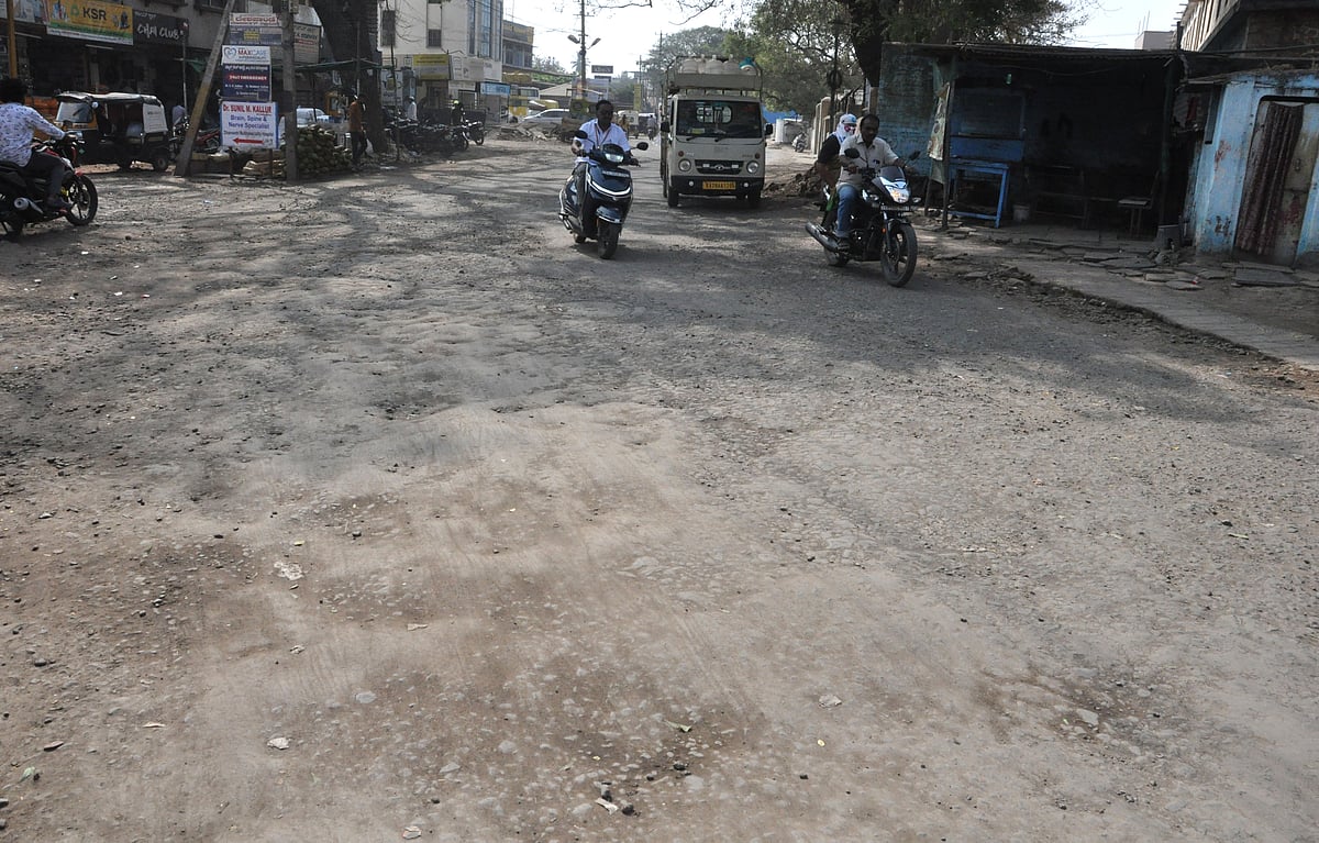 ಹದಗೆಟ್ಟ ಮರಾಠ ವಿದ್ಯಾಮಂದಿರ ಎದುರು ರಸ್ತೆ
