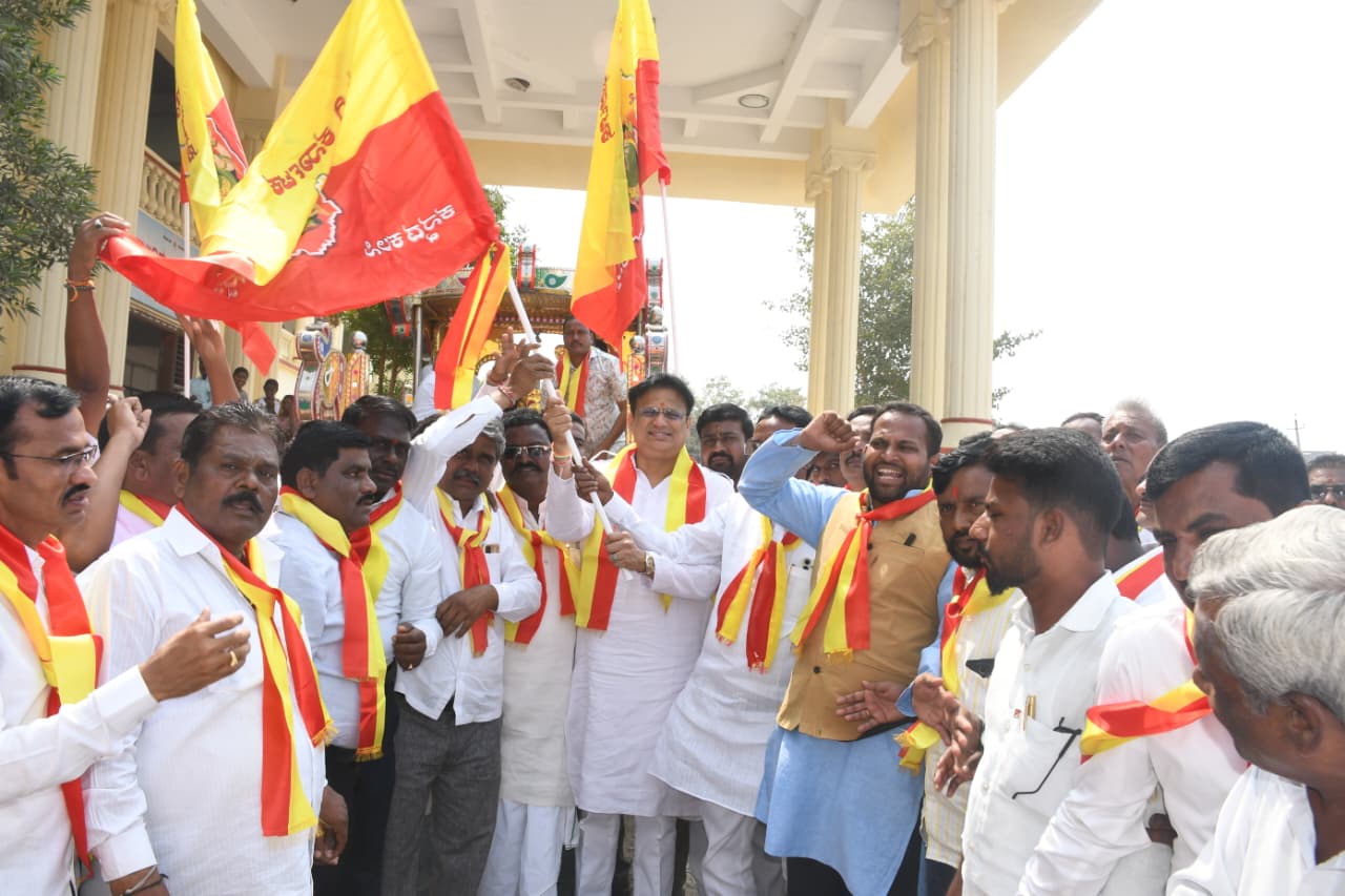 ಸಮ್ಮೇಳನದ ಅಧ್ಯಕ್ಷರ ಮೆರವಣಿಗೆಗೆ ಶಾಸಕ ಡಾ.ಅಜಯಸಿಂಗ್ ಚಾಲನೆ ನೀಡಿದರು