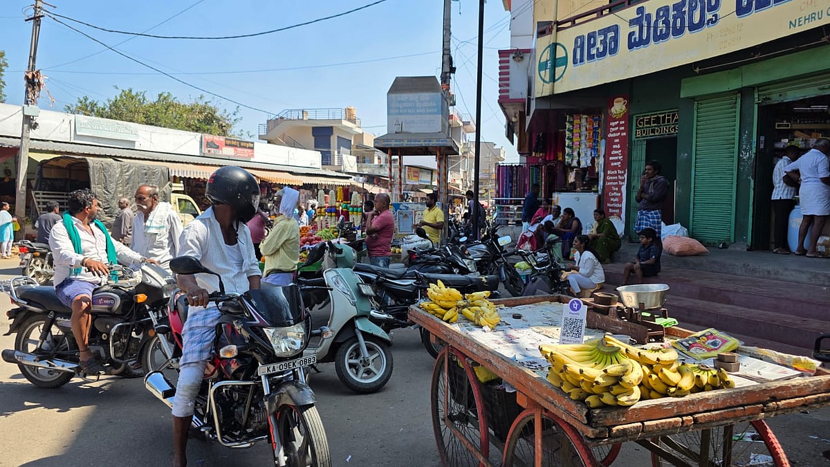 ನಂಜನಗೂಡು | ಪಾದಚಾರಿ ಮಾರ್ಗ ಅತಿಕ್ರಮಣ: ಸಂಚಾರಕ್ಕೆ ಅಡ್ಡಿ