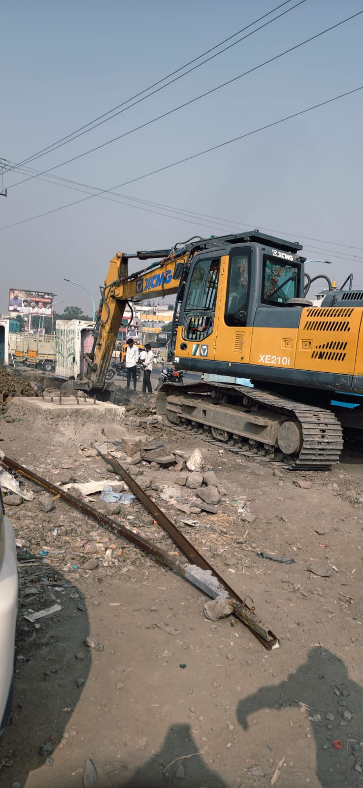 (5ಅಥಣಿ1a)ರಾಣಿ ಚೆನ್ನಮ್ಮ ನಾಮಫಲಕ ತೆರವುಗೋಳಿಸುತ್ತಿರುವ ದೃಶ್ಯ
