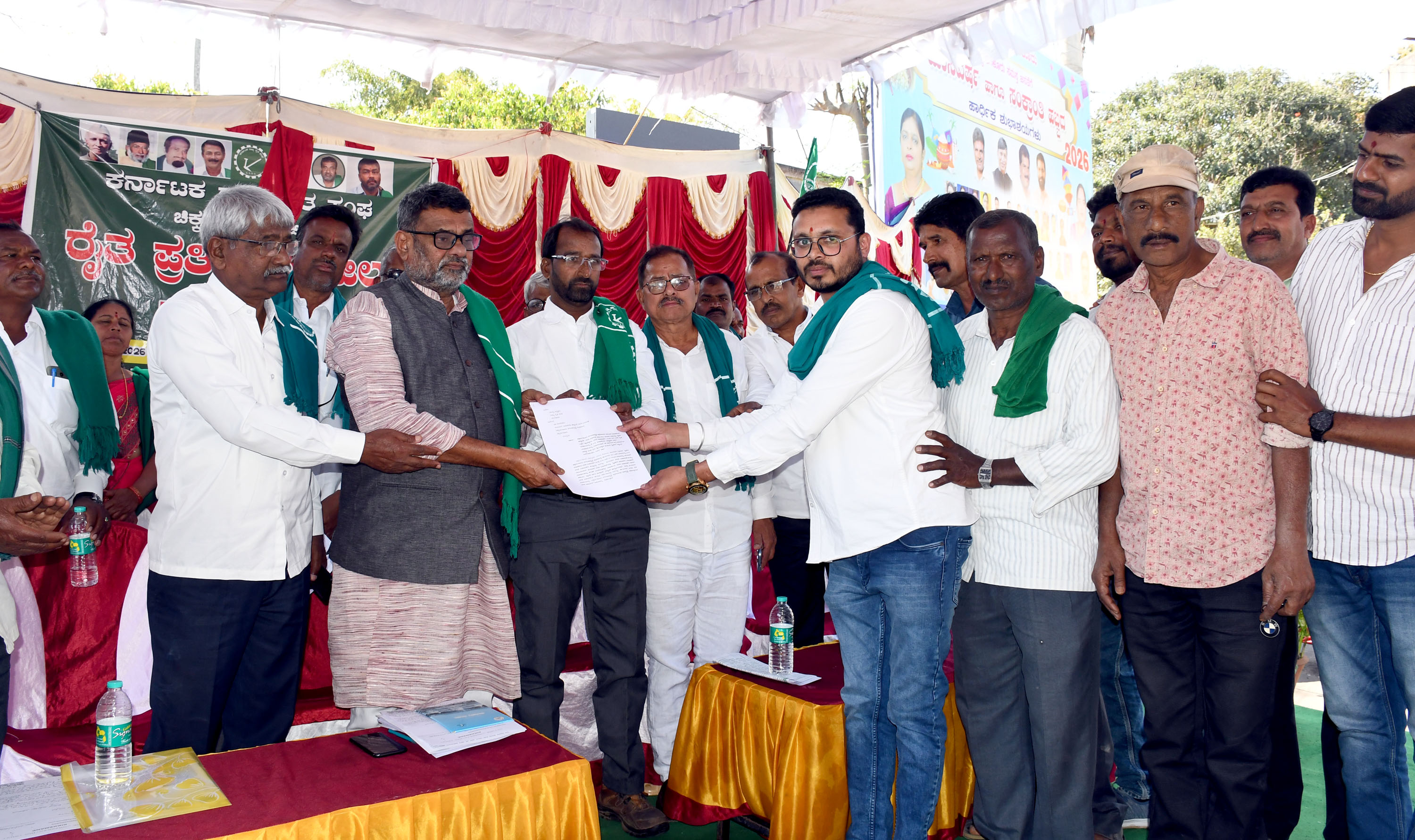 ರೈತ ಸಂಘದ ರಾಜ್ಯ ಘಟಕದ ಅಧ್ಯಕ್ಷ ಬಡಗಲಪುರ ನಾಗೇಂದ್ರ ಅವರಿಗೆ ಇಂದಾವರ ಗ್ರಾಮಸ್ಥರು ಮನವಿ ಸಲ್ಲಿಸಿದರು