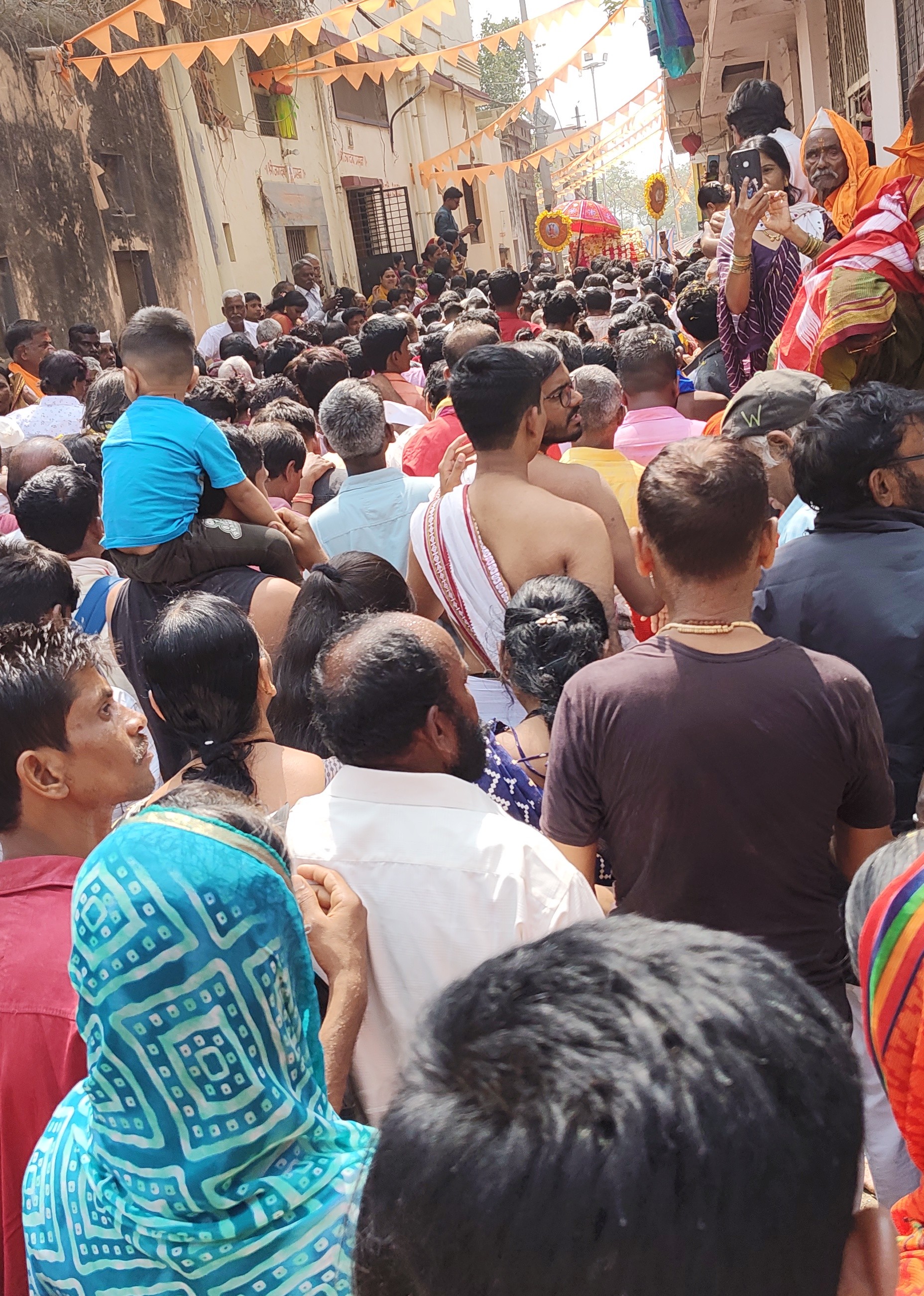 ದೇವರ ದರ್ಶನಕ್ಕಾಗಿ ನಿಂತಿರುವ ಭಕ್ತರು