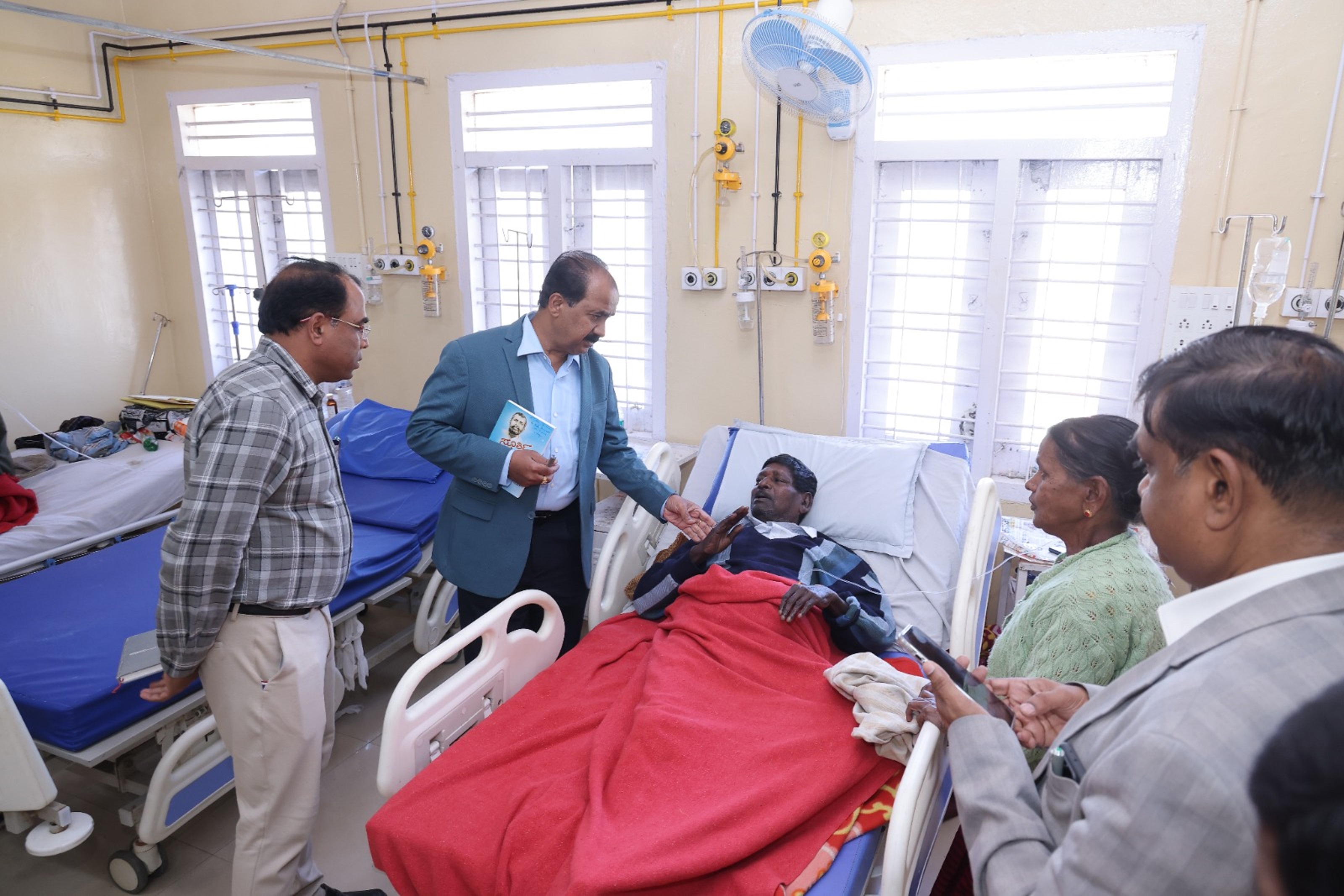 ರಾಜ್ಯ ಆಹಾರ ಆಯೋಗದ ಅಧ್ಯಕ್ಷ ಡಾ.ಎಚ್.ಕೃಷ್ಣ ಮತ್ತು ತಂಡದ ಸದಸ್ಯರು ಗುರುವಾರ ಮಡಿಕೇರಿಯಲ್ಲಿ ಕೊಡಗು ವೈದ್ಯಕೀಯ ವಿಜ್ಞಾನಗಳ ಸಂಸ್ಥೆಗೆ ಸೇರಿದ ಬೋಧನಾ ಆಸ್ಪತ್ರೆಗೆ ಭೇಟಿ ನೀಡಿ ರೋಗಿಗಳಿಂದ ಮಾಹಿತಿ ಪಡೆದರು