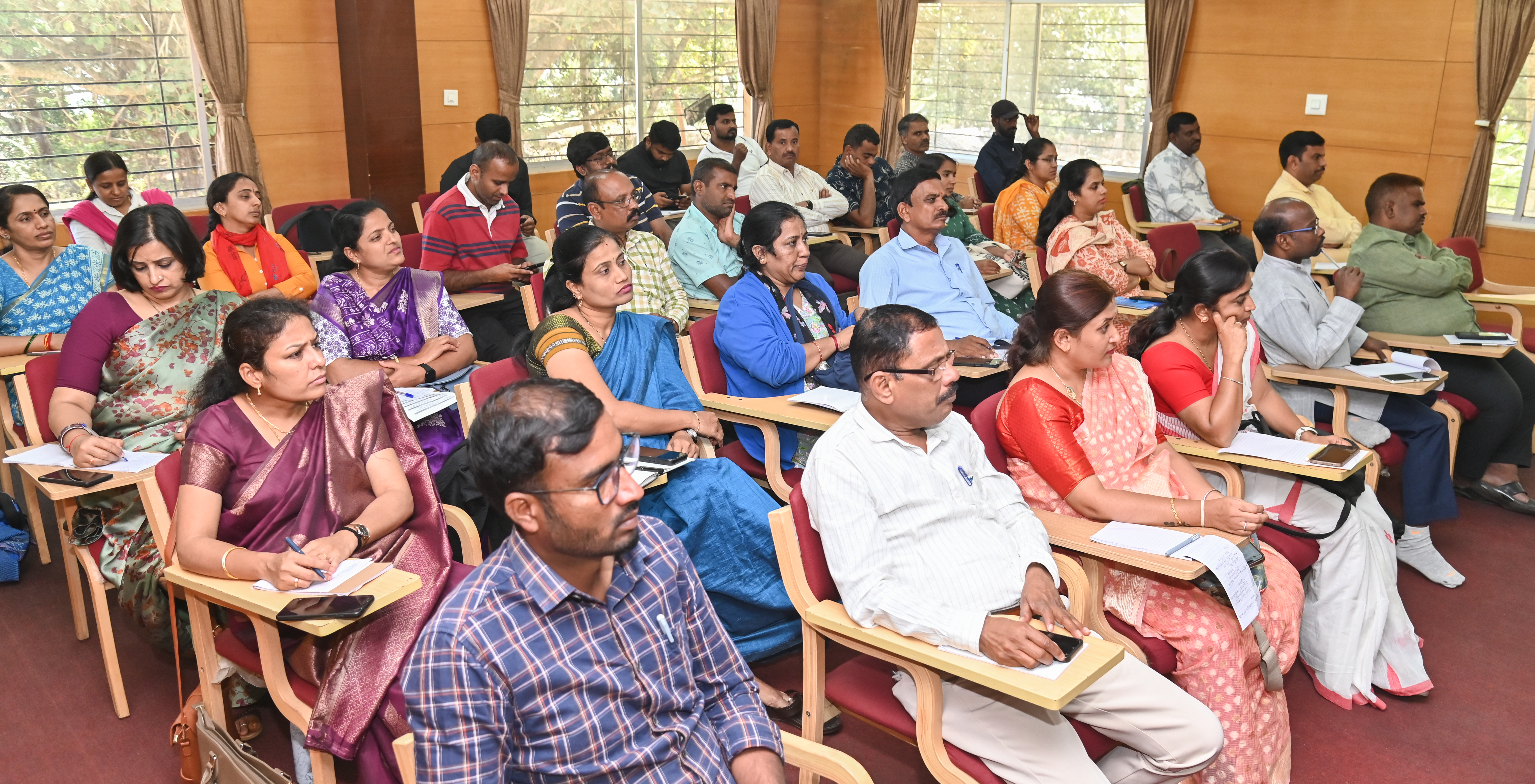 ಮಾನಸಗಂಗೋತ್ರಿಯ ಮಾಳವಿಯ ಮಿಷನ್ ಶಿಕ್ಷಕರ ತರಬೇತಿ ಕೇಂದ್ರದಲ್ಲಿ ಗುರುವಾರ ನಡೆದ ‘ಪದವಿ ಪಠ್ಯರಚನೆ– ಬೋಧನೆ ಪ್ರಶ್ನೆಪತ್ರಿಕೆ ತಯಾರಿ ಮತ್ತು ಮೌಲ್ಯಮಾಪನ ವಿಧಿವಿಧಾನಗಳು’ ಕಾರ್ಯಾಗಾರದಲ್ಲಿ ಭಾಗವಹಿಸಿದ್ದ ಪ್ರಾಧ್ಯಾಪಕರು –ಪ್ರಜಾವಾಣಿ ಚಿತ್ರ 