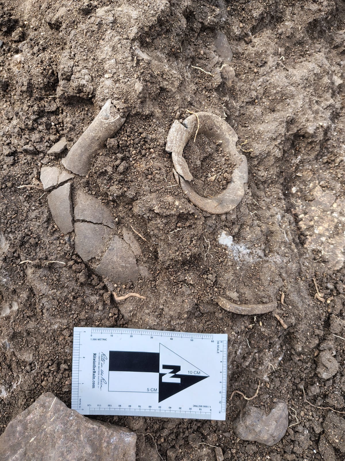 ತೆಕ್ಕಲಕೋಟೆ ಪಟ್ಟಣದ ಪ್ರಾಗೃತಿಹಾಸಿಕ ನೆಲೆಗಳಲ್ಲಿ ಪತ್ತೆಯಾದ ಶವ ಸಂಸ್ಕಾರಕ್ಕಾಗಿ ಬಳಸುತ್ತಿದ್ದ ಮಡಿಕೆ