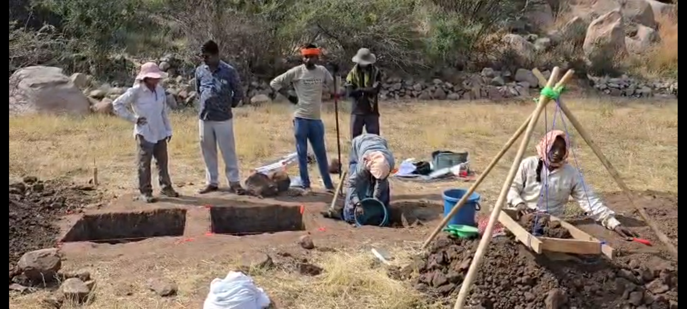 ತೆಕ್ಕಲಕೋಟೆ ಪಟ್ಟಣದ ಪ್ರಾಗೃತಿಹಾಸಿಕ ನೆಲೆಗಳಲ್ಲಿ ಅಮೇರಿಕಾದ ಹಾರ್ಟ್ ವಿಕ್ ವಿಶ್ವವಿದ್ಯಾಲಯದ ಪ್ರಾಧ್ಯಾಪಕಿ ನಮಿತಾ ಎಸ್ ಸುಗಂಧಿ ನೇತೃತ್ವದ ತಂಡ ಉತ್ಖನನ ಕಾರ್ಯದಲ್ಲಿ ತೊಡಗಿರುವುದು