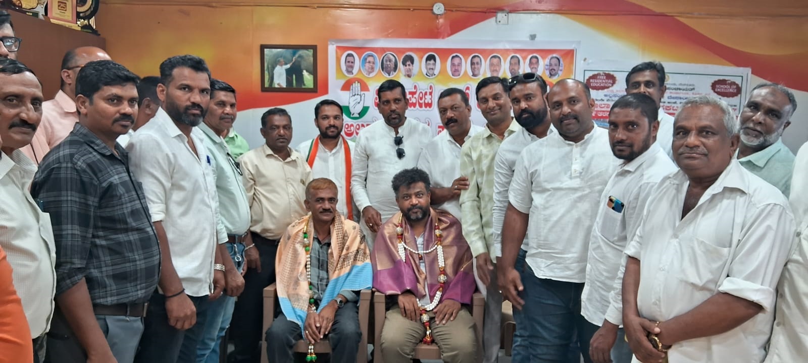 ವಿರಾಜಪೇಟೆಯಲ್ಲಿ ಬುಧವಾರ ನಡೆದ ವಿರಾಜಪೇಟೆ ಬ್ಲಾಕ್ ಕಾಂಗ್ರೆಸ್ ಅಲ್ಪಸಂಖ್ಯಾತ ಘಟಕದ 18 ವಲಯ ಒಳಗೊಂಡ ಸಮಿತಿಯ ಸಭೆಯಲ್ಲಿ ಬ್ಲಾಕ್ ಮಾಜಿ ಅಧ್ಯಕ್ಷರಾದ ಏಜಾಜ್ ಅಹಮ್ಮದ್ ಮತ್ತು ಎ. ಮುಸ್ತಫಾ ಅವರನ್ನು ಸನ್ಮಾನಿಸಲಾಯಿತು 