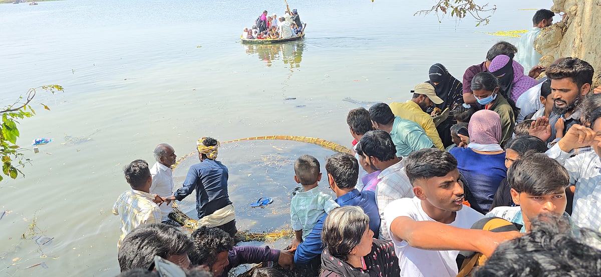 ತೆಕ್ಕಲಕೋಟೆ | ಮುಗುಚಿದ ತೆಪ್ಪ; ಭಕ್ತರು ಅಪಾಯದಿಂದ ಪಾರು
