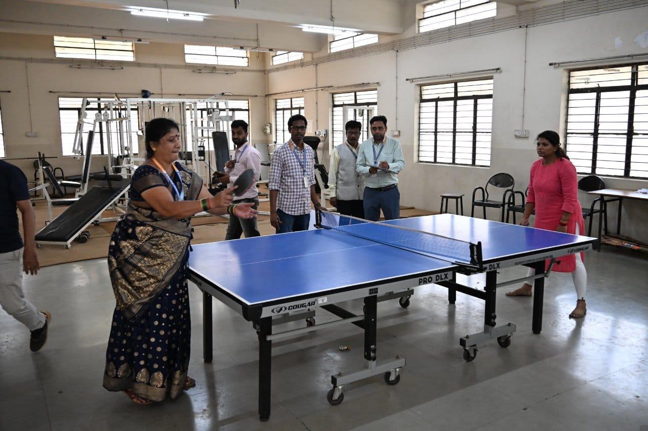 ಹಳಿಯಾಳದ ಕೆ ಎಲ್ ಎಸ್ ವಿ ಡಿ ಐ ಟಿ ದಲ್ಲಿ ಸಿಬ್ಬಂದಿಗಳ ದಿನದ ಅಂಗವಾಗಿ ನಡೆದ ಟೇಬಲ್ ಟೆನ್ನಿಸ್ ಪಂದ್ಯದಲ್ಲಿ ಪ್ರೊ. ಪವಿತ್ರಾ ಬಿ ಪ್ರಥಮ ಹಾಗೂ ಶೋಭಾ ಚವ್ಹಾಣ ದ್ವಿತೀಯ ಸ್ಥಾನ ಪಡೆದರು.