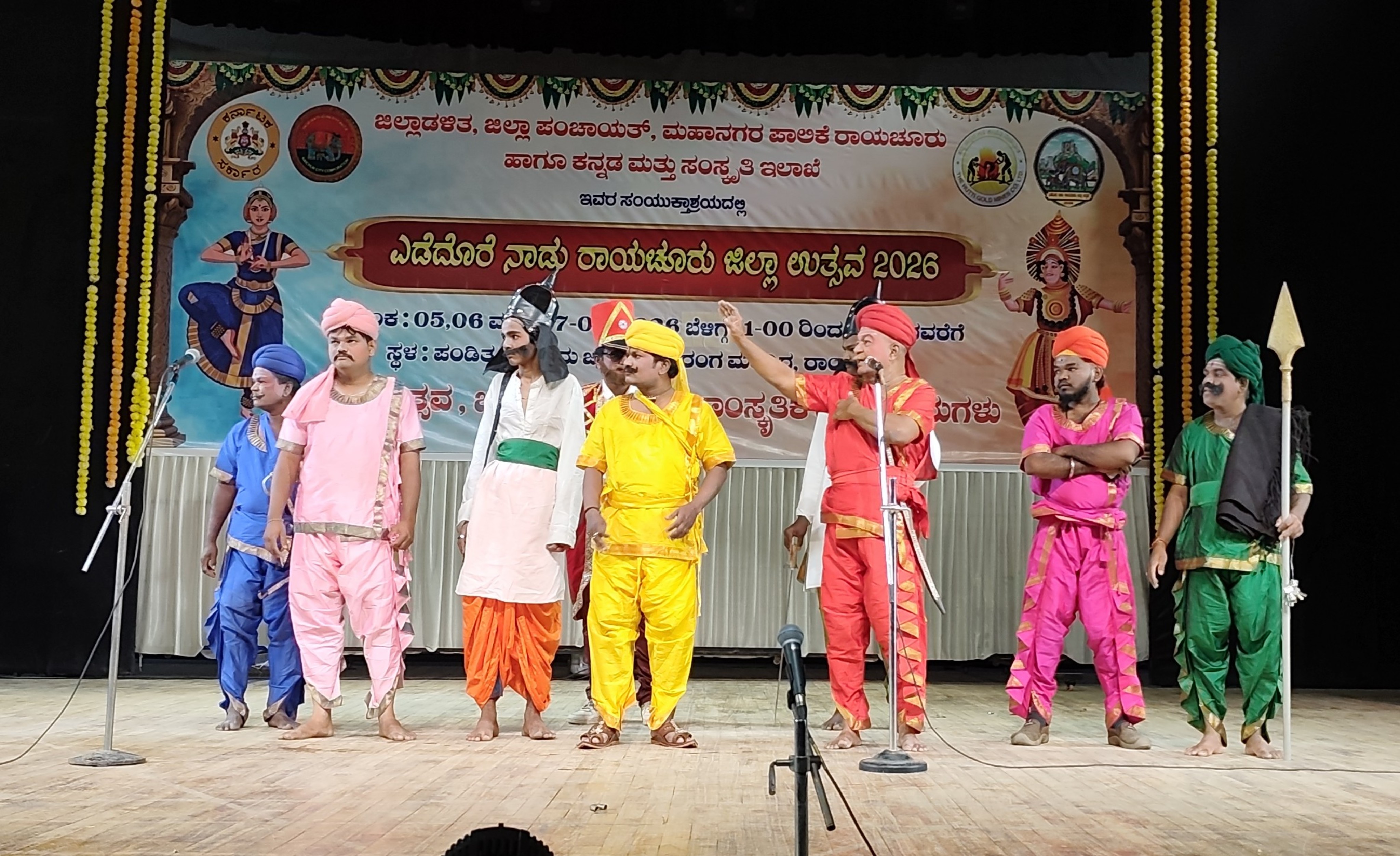 ರಾಯಚೂರು ಪಂಡಿತ ಸಿದ್ದರಾಮ ಜಂಬಲದಿನ್ನಿ ರಂಗಮಂದಿರದಲ್ಲಿ ಕಿತ್ತೂರು ರಾಣಿ ಚನ್ನಮ್ಮ ಮತ್ತು ಸಂಗೊಳ್ಳಿ ರಾಯಣ್ಣ ಬ್ರಿಟಿಷರ ವಿರುದ್ಧ ಹೋರಾಟ ನಡೆಸಿದ ಕಥನ ನಾಟಕದ ದೃಶ್ಯ