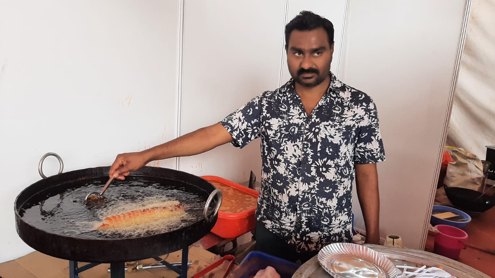 ಆಹಾರ ಮೇಳದಲ್ಲಿ ಬಾಣಸಿಗರೊಬ್ಬರು ಆಲೂ ಟ್ವಿಸ್ಟರ್‌ ಎಣ್ಣೆಯಲ್ಲಿ ಕರೆದರು